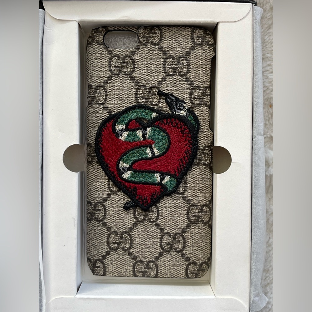 NWT Gucci GG IPhone 6 Case with Heart and Snake Design. Comes with Gift Box.